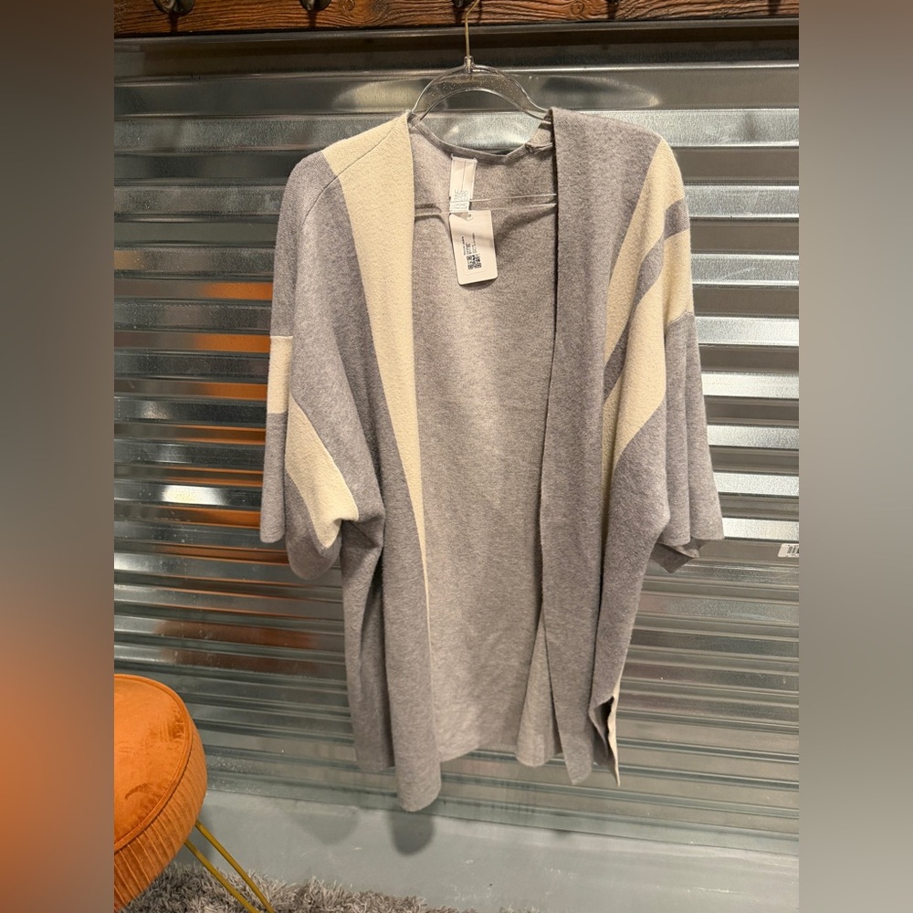 Wynne layers short sleeve cardigan woman’s size XL